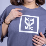 ⁦تيشرت حريمي اوفر سايز فضي MJC⁩ - الصورة ⁦2⁩