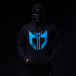 ⁦هودي أسود رجالي مع لوجو mjc ازرق ⁩ - الصورة ⁦3⁩